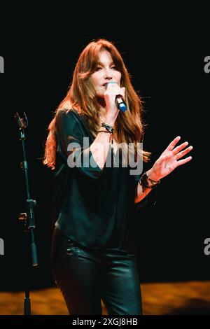Milan, Italie. 06 juillet 2024. Carla Bruni se produit en live pendant The Worm Up! Festival au Teatro Dal Verme à Milan, Italie, le 06 juillet 2024 (photo Alessandro Bremec/NurPhoto). Crédit : NurPhoto SRL/Alamy Live News Banque D'Images