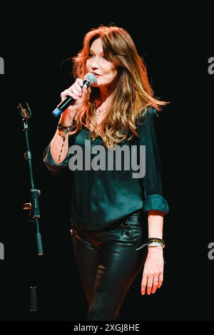 Milan, Italie. 06 juillet 2024. Carla Bruni se produit en live pendant The Worm Up! Festival au Teatro Dal Verme à Milan, Italie, le 06 juillet 2024 (photo Alessandro Bremec/NurPhoto). Crédit : NurPhoto SRL/Alamy Live News Banque D'Images
