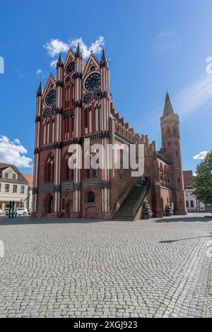 Hôtel de ville gothique à Tangermünde, Saxe-Anhalt, Allemagne en été Banque D'Images