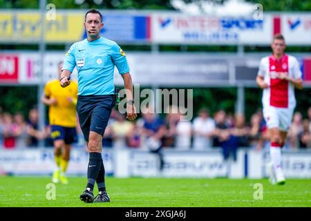 Oldebroek, pays-Bas. 09 juillet 2024. OLDEBROEK, 09-07-2024, Sportpark Bovenmolen, match amical, saison 2024/2025, football . Correspondance entre Ajax et STVV . Arbitre Dennis Higler crédit : Pro Shots/Alamy Live News Banque D'Images