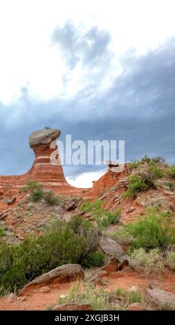 Une tempête de pluie passe au-dessus de l'une des nombreuses formations rocheuses trouvées dans le parc d'État de Palo Duro Canyon, Texas. Banque D'Images