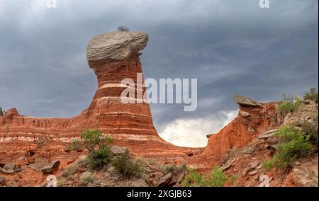 Une tempête de pluie passe au-dessus de l'une des nombreuses formations rocheuses trouvées dans le parc d'État de Palo Duro Canyon, Texas. Banque D'Images