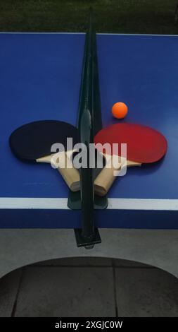 Deux pagaies de ping-pong reposent sur la table à côté d'une balle. Photo mobile verticale. sstkvertical Banque D'Images