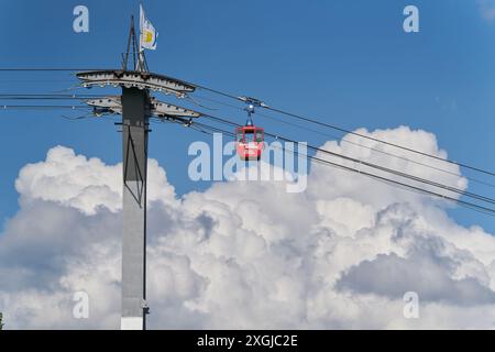 Le téléphérique du Rhin, Rhein-Seilbahn de l'autre côté du Rhin relie le quartier de Cologne de Deutz avec le zoo de l'autre côté Banque D'Images