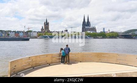 Vue depuis la promenade du Rhin et le remblai Kennedy de la cathédrale de Cologne et de la cathédrale Martin de Cologne Banque D'Images