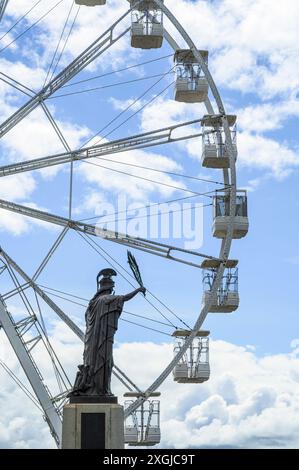 Détail de la grande roue temporaire à Troon South Beach avec le mémorial de guerre au premier plan, South Ayrshire, Écosse, Royaume-Uni, Europe Banque D'Images