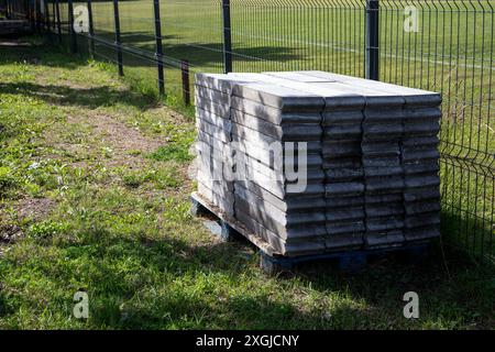 Pavés dans un tas, préparation pour la construction de rue. Banque D'Images