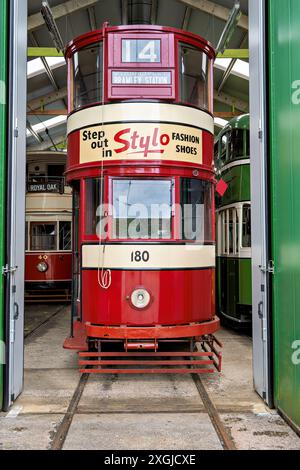 Tramway rouge vintage garé dans un dépôt Crich Derbyshire UK, présentant les transports en commun historiques et un design nostalgique. Banque D'Images