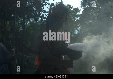 Naogaon, Bangladesh. 9 juillet 2024. Un dévot hindou se produit au festival Bhoot Puja (culte fantôme) à Jotnipotni Kali Mandir à Patnitala upazila du district de Naogaon. (Crédit image : © MD Mehedi Hasan/ZUMA Press Wire) USAGE ÉDITORIAL SEULEMENT! Non destiné à UN USAGE commercial ! Banque D'Images