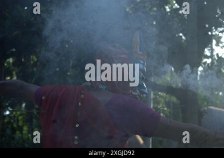 Naogaon, Bangladesh. 9 juillet 2024. Un dévot hindou se produit au festival Bhoot Puja (culte fantôme) à Jotnipotni Kali Mandir à Patnitala upazila du district de Naogaon. (Crédit image : © MD Mehedi Hasan/ZUMA Press Wire) USAGE ÉDITORIAL SEULEMENT! Non destiné à UN USAGE commercial ! Banque D'Images