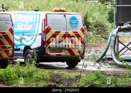 Amersham, Royaume-Uni. 9 juillet 2024. L'eau de la Tamise s'est déversée des bassins d'équilibrage Amersham dans la rivière Misbourne depuis plus de 3 500 heures. Ils étaient là encore aujourd'hui. En aval des rejets, il y a une odeur d'eaux usées de la rivière Misbourne dans le village de Chalfont St Giles dans le Buckinghamshire. Il y a des preuves évidentes de champignons d'égout dans la rivière Misbourne, un courant noir rare, et le long des berges. Thames Water a versé 158 millions de livres sterling à ses actionnaires malgré une dette de 15 milliards de livres sterling. Thames Water a déclaré qu'elle serait à court d'argent d'ici mai 2025. Le PDG de Thames Water, CH Banque D'Images