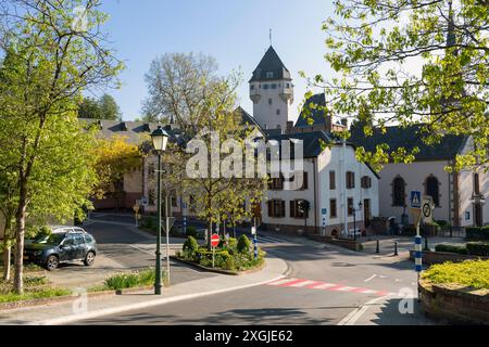 Europe, Luxembourg, Colmar-Berg, Village Centre avec lointain Château de Berg (résidence principale du Grand-Duc de Luxembourg) Banque D'Images