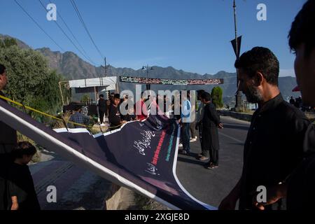 Srinagar, Jammu-et-Cachemire, Inde. 9 juillet 2024. Les musulmans chiites du Cachemire hissent une bannière religieuse en préparation du mois de Mouharram, marquant le début de l'Ashura, une période de 10 jours commémorant le martyre du septième siècle du petit-fils du prophète Mahomet, l'imam Hussain. (Crédit image : © Adil Abass/ZUMA Press Wire) USAGE ÉDITORIAL SEULEMENT! Non destiné à UN USAGE commercial ! Banque D'Images