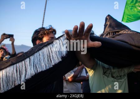 Srinagar, Jammu-et-Cachemire, Inde. 9 juillet 2024. Les musulmans chiites du Cachemire hissent un drapeau religieux en préparation du mois de Mouharram, marquant le début de l'Ashura, une période de 10 jours commémorant le martyre du septième siècle du petit-fils du prophète Mahomet, l'imam Hussain. (Crédit image : © Adil Abass/ZUMA Press Wire) USAGE ÉDITORIAL SEULEMENT! Non destiné à UN USAGE commercial ! Banque D'Images