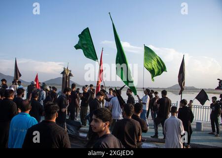 Srinagar, Jammu-et-Cachemire, Inde. 9 juillet 2024. Les musulmans chiites du Cachemire brandissent des drapeaux religieux et récitent des poèmes douloureux alors qu'ils se préparent à hisser un drapeau religieux pour le mois de Mouharram. Cela marque le début de l'Ashura, une période de 10 jours commémorant le martyre du septième siècle du petit-fils du prophète Mahomet, l'imam Hussain. (Crédit image : © Adil Abass/ZUMA Press Wire) USAGE ÉDITORIAL SEULEMENT! Non destiné à UN USAGE commercial ! Banque D'Images