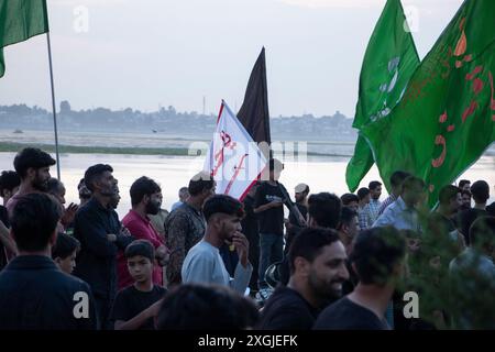 Srinagar, Jammu-et-Cachemire, Inde. 9 juillet 2024. Les musulmans chiites du Cachemire hissent un drapeau religieux en préparation du mois de Mouharram, marquant le début de l'Ashura, une période de 10 jours commémorant le martyre du septième siècle du petit-fils du prophète Mahomet, l'imam Hussain. (Crédit image : © Adil Abass/ZUMA Press Wire) USAGE ÉDITORIAL SEULEMENT! Non destiné à UN USAGE commercial ! Banque D'Images