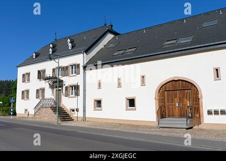 Europe, Luxembourg, Colmar-Berg, Maison et grange récemment reconvertie rue de la poste Banque D'Images