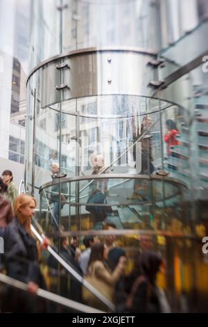 L'escalier en verre emblématique du cube Apple Store à Fifth Avenue, Manhattan, New York Banque D'Images