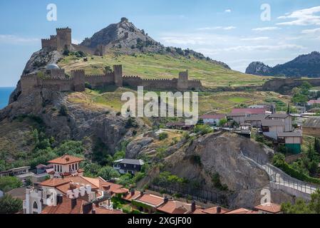 Vue sur la forteresse génoise depuis la montagne du pain de sucre. Sudak, Crimée Banque D'Images