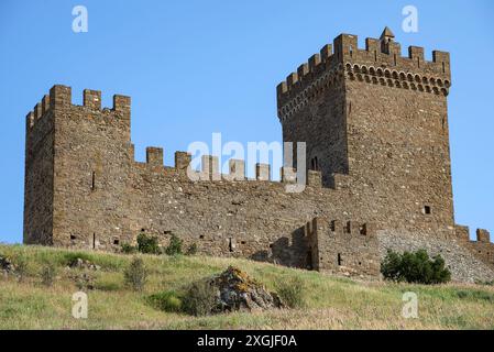 La tour d'angle et le château consulaire dans l'ancienne forteresse. Sudak, Crimée Banque D'Images