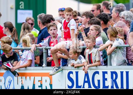 Oldebroek, pays-Bas. 09 juillet 2024. OLDEBROEK, 09-07-2024, Sportpark Bovenmolen, match amical, saison 2024/2025, football . Correspondance entre Ajax et STVV . Fans de Ajax Credit : Pro Shots/Alamy Live News Banque D'Images