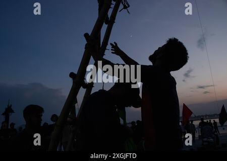 Srinagar, Jammu-et-Cachemire, Inde. 9 juillet 2024. Les musulmans chiites du Cachemire hissent un drapeau religieux en préparation du mois de Mouharram, marquant le début de l'Ashura, une période de 10 jours commémorant le martyre du septième siècle du petit-fils du prophète Mahomet, l'imam Hussain. (Crédit image : © Adil Abass/ZUMA Press Wire) USAGE ÉDITORIAL SEULEMENT! Non destiné à UN USAGE commercial ! Banque D'Images