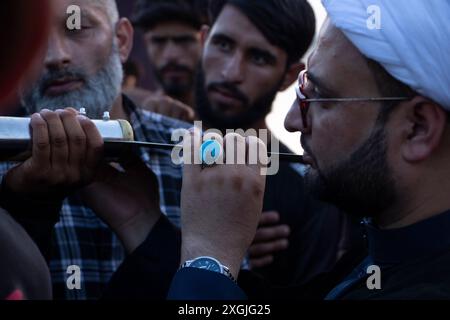 Srinagar, Jammu-et-Cachemire, Inde. 9 juillet 2024. Les musulmans chiites du Cachemire hissent un drapeau religieux en préparation du mois de Mouharram, marquant le début de l'Ashura, une période de 10 jours commémorant le martyre du septième siècle du petit-fils du prophète Mahomet, l'imam Hussain. (Crédit image : © Adil Abass/ZUMA Press Wire) USAGE ÉDITORIAL SEULEMENT! Non destiné à UN USAGE commercial ! Banque D'Images