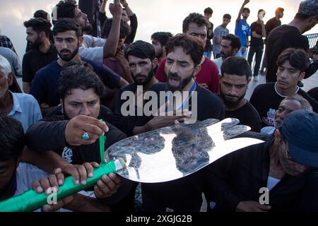 Srinagar, Jammu-et-Cachemire, Inde. 9 juillet 2024. Les musulmans chiites du Cachemire hissent un drapeau religieux en préparation du mois de Mouharram, marquant le début de l'Ashura, une période de 10 jours commémorant le martyre du septième siècle du petit-fils du prophète Mahomet, l'imam Hussain. (Crédit image : © Adil Abass/ZUMA Press Wire) USAGE ÉDITORIAL SEULEMENT! Non destiné à UN USAGE commercial ! Banque D'Images