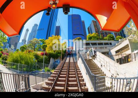 Los Angeles, Californie - 10 avril 2024 : une vue depuis la base d'Angels Flight, mettant en évidence les pistes menant au funiculaire avec le moderne Los Angel Banque D'Images