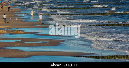 Les gens marchant par la mer dans la soirée (mer Baltique, Usedom) Banque D'Images