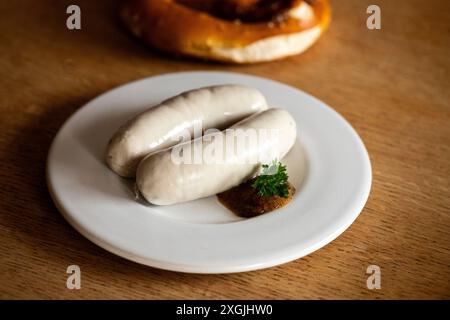 paire de saucisses blanches bavaroises sur assiette Banque D'Images