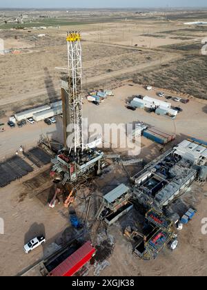 Vue aérienne d'une opération de forage pétrolier pour un nouveau puits dans le bassin Permien Banque D'Images