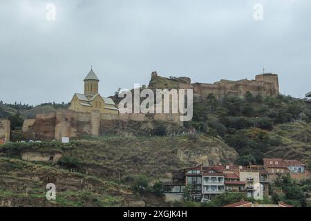 Vue aérienne panoramique du centre-ville de Tbilissi, Géorgie. Au premier plan se trouve le pont de la paix au-dessus de la rivière Mtkvari. Banque D'Images