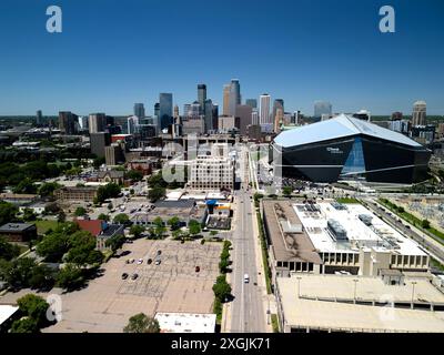 Vue aérienne du stade US Bank et des gratte-ciel de Minneapolis dans le centre-ville par un jour de ciel bleu Banque D'Images