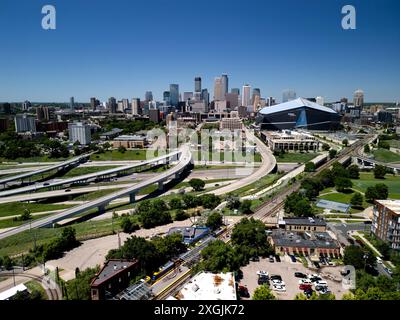 Vue aérienne du centre-ville de Minneapolis avec l'US Bank Stadium et l'interstate 35 Banque D'Images