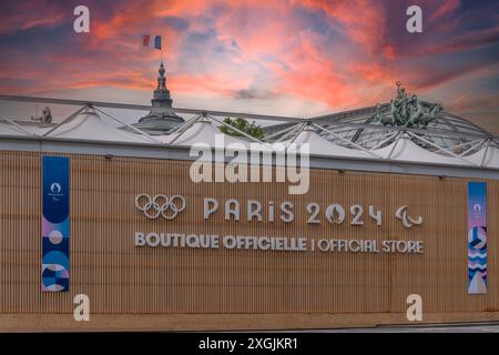 Paris, France - 07 06 2024 : Jeux Olympiques Paris 2024. Vue de la place le magasin officiel Paris 2024 près du Grand Palais Banque D'Images