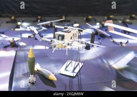 Drone suicide avec bombe aérienne. Concept de munition volante. Banque D'Images