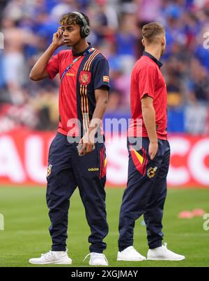 Les Espagnols Lamine Yamal (à gauche) et Fermin Lopez inspectent le terrain avant l'UEFA Euro 2024, match de demi-finale au Munich Football Arena, en Allemagne. Date de la photo : mardi 9 juillet 2024. Banque D'Images