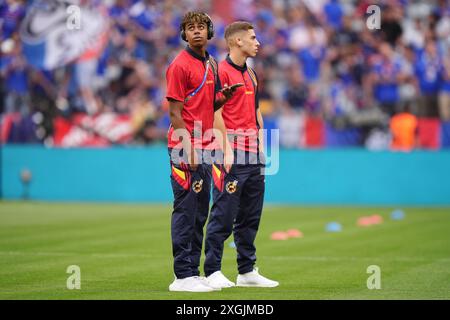 Les Espagnols Lamine Yamal (à gauche) et Fermin Lopez inspectent le terrain avant l'UEFA Euro 2024, match de demi-finale au Munich Football Arena, en Allemagne. Date de la photo : mardi 9 juillet 2024. Banque D'Images