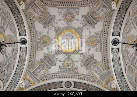 Budapest, Hongrie 18 mai 2024. Un motif symétrique et circulaire d'ange chérubien sur un plafond de l'Opéra en Hongrie. Détails extérieurs du Banque D'Images