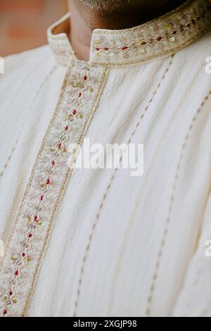 Gros plan de chemise en lin avec petits motifs rouges sur le col et le devant français Banque D'Images