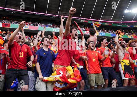 Les supporters espagnols dans les tribunes devant l'UEFA Euro 2024, match de demi-finale à la Munich Football Arena, en Allemagne. Date de la photo : mardi 9 juillet 2024. Banque D'Images