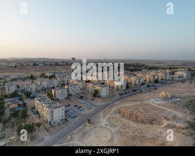 Vue de dessus sur la ville de Mizpe Ramon et le cratère Makhtesh Ramon - Israël Banque D'Images