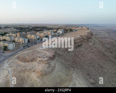 Vue de dessus sur la ville de Mizpe Ramon et le cratère Makhtesh Ramon - Israël Banque D'Images
