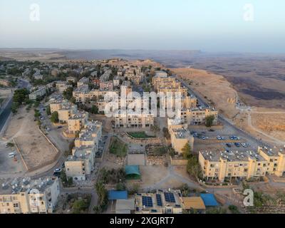 Vue de dessus sur la ville de Mizpe Ramon et le cratère Makhtesh Ramon - Israël Banque D'Images