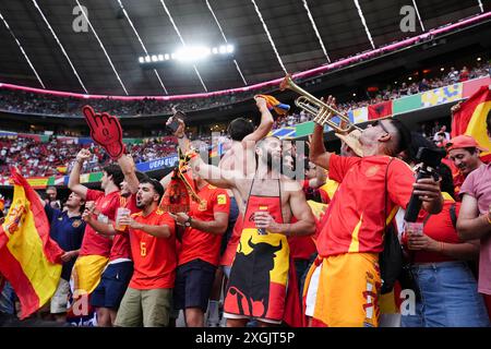 Les supporters espagnols dans les tribunes devant l'UEFA Euro 2024, match de demi-finale à la Munich Football Arena, en Allemagne. Date de la photo : mardi 9 juillet 2024. Banque D'Images