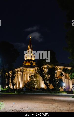 Vue nocturne de l'église Saint-Jean à Kolkata. C'était la cathédrale anglicane centrale jusqu'en 1847 et c'est l'un des bâtiments anciens de la ville. Banque D'Images