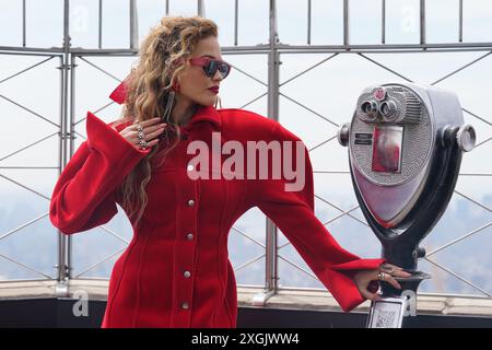 NY. 09 juillet 2024. Rita Ora lors d'une apparition publique pour Rita Ora visite l'Empire State Building pour promouvoir DESCENDANTS : THE RISE OF THE RED, The Empire State Building, New York, NY, 9 juillet 2024. Crédit : Kristin Callahan/Everett Collection/Alamy Live News Banque D'Images