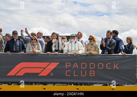 Towcester, Royaume-Uni. 07 juillet 2024. Sir Jackie Stewart (au centre) avec d'autres invités lors du défilé des pilotes le jour de la course au Grand Prix de Grande-Bretagne de formule 1 Qatar Airways à Silverstone, Towcester, Northamptonshire, Royaume-Uni. Crédit : LFP/Alamy Live News Banque D'Images