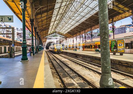 Les beautés de la ville portugaise, Porto : le quartier de Ribeira, la Torre dei Chierici, la gare Sao Bento et d'autres bâtiments monumentaux Banque D'Images
